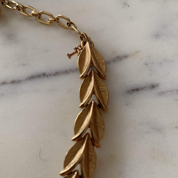Vintage Trifari Gold Leaf Necklace and Earring Set - Picture 4 of 5